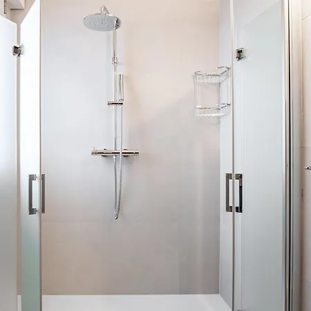 Guesthost - Garnopea Modern & Stylish With Balcony Lecce