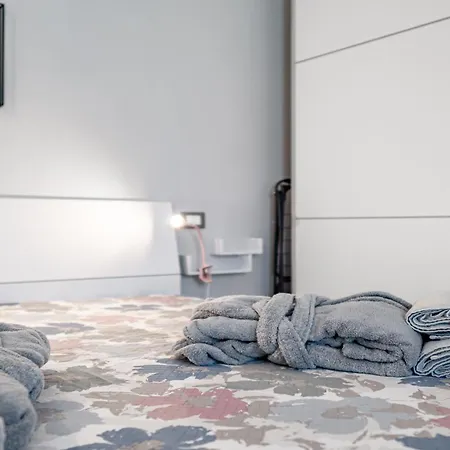 Guesthost - Garnopea Modern & Stylish With Balcony