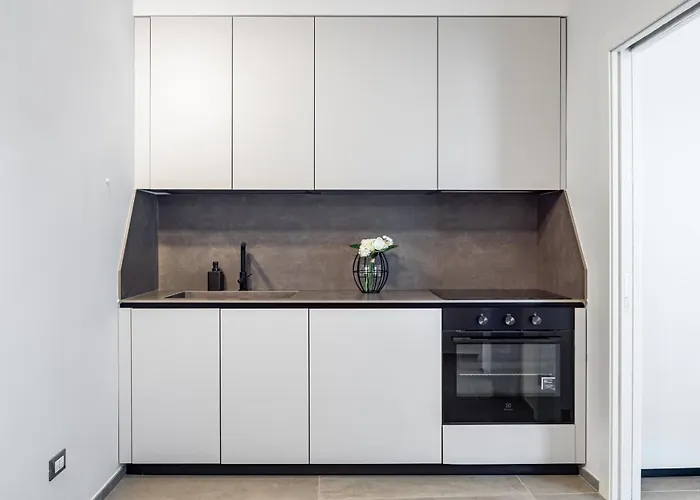 Guesthost - Garnopea Modern & Stylish With Balcony *