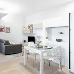 Guesthost - Garnopea Modern & Stylish With Balcony *