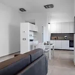 Guesthost - Garnopea Modern & Stylish With Balcony ليتشي