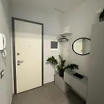 شقة Guesthost - Garnopea Modern & Stylish With Balcony *