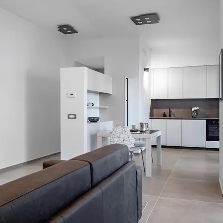 Guesthost - Garnopea Modern & Stylish With Balcony Lecce