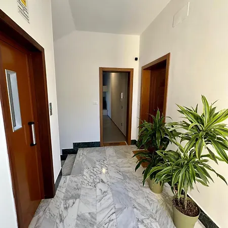 Guesthost - Garnopea Modern & Stylish With Balcony Λέτσε